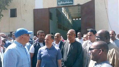 وزير الرى ومحافظ أسوان يتفقدان محطة رى 
