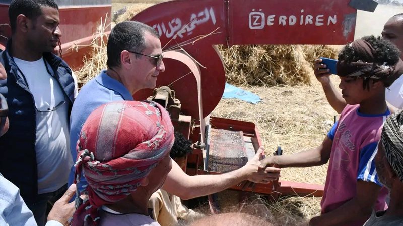 محافظ أسوان يعطي