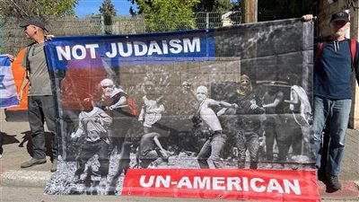 القدس.. مظاهرات أمام مقر إقامة السفير الأمريكي مايك هاكابي