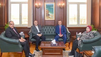 لبحث سبل التعاون الثقافي.. محافظ الإسكندرية يستقبل مؤسسة دار المعارف 