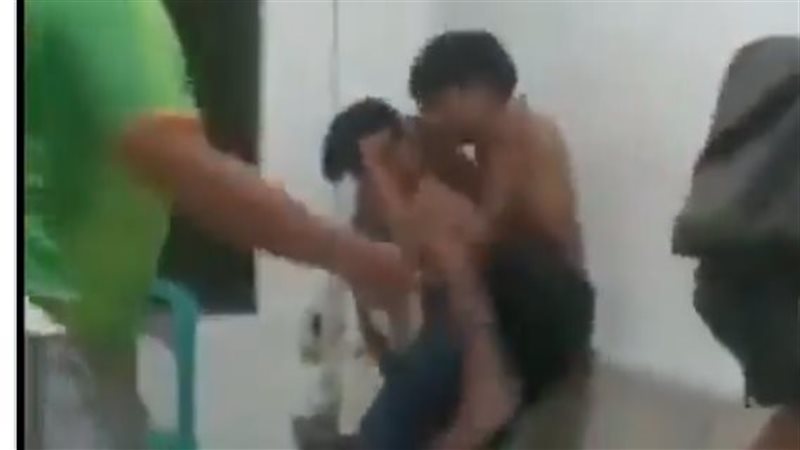 رجل يعتدي على أطفال