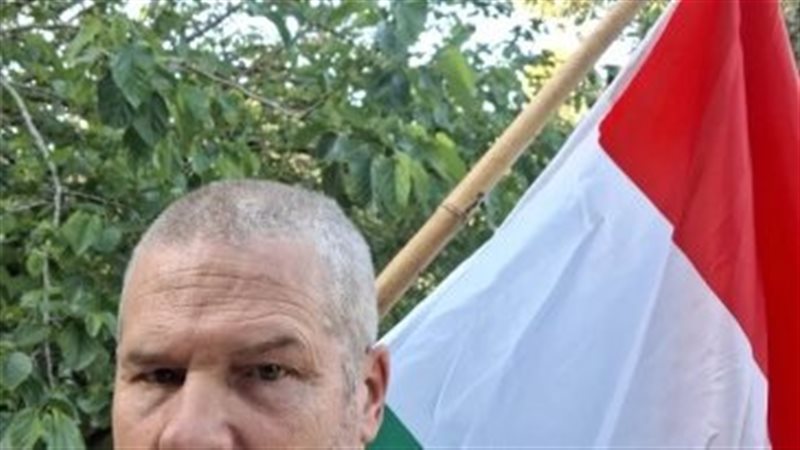 متظاهر إسرائيلي يرفع