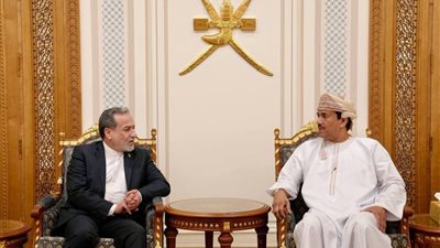 سلطان عمان يبحث مع وزير الخارجية الإيراني تطورات الأوضاع وجهود الوساطة
