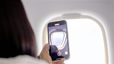لماذا تطلب منك شركات الطيران وضع هاتفك في وضع الطيران؟