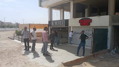 تكثيف الحملات اليومية.. غلق وتشميع محلات مخالفة بحي عتاقة بالسويس