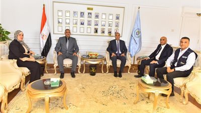 محافظ أسيوط يبحث تعزيز التوعية بمخاطر الهجرة غير الشرعية عبر تدريب كوادر محلية