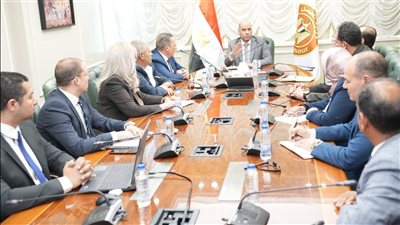 وزير العمل: تذليل كافة العقبات أمام المستثمرين وتوفير بيئة عمل أولوية قصوى 