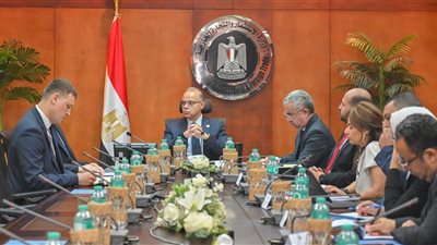 وزير الاستثمار يبحث مع سفير بيلاروسيا تعميق التصنيع وتوطين التكنولوجيا