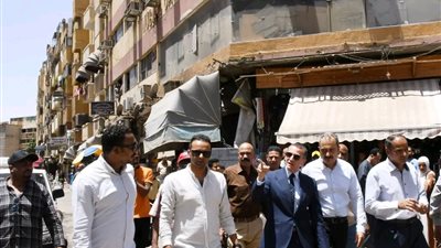 غلق فوري وتشميع.. محافظ أسوان يضرب بيد من حديد ضد المحال المخالفة