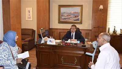 محافظ بورسعيد يستقبل عددا من المواطنين لبحث مطالبهم في القطاع الصحي 