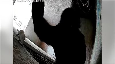 جريمة تحت النقاب.. شاهد لحظة هجوم مجهول على شقة وتحطيم كاميرات المراقبة