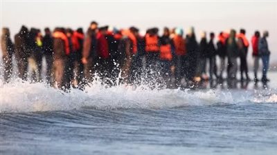  فرنسا تنقذ 119 مهاجرا كانوا يحاولون العبور إلى إنجلترا