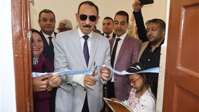 محافظ سوهاج يفتتح المعمل الرقمي بمدرسة النور للمكفوفين | صور
