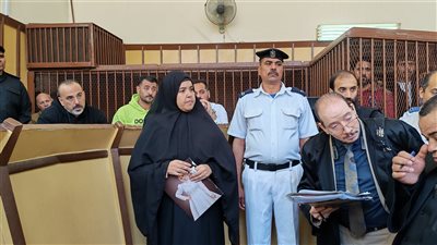 تحمل صورتها.. والدة «عروس بورسعيد» ترتدي الأسود خلال شهادتها أمام المحكمة