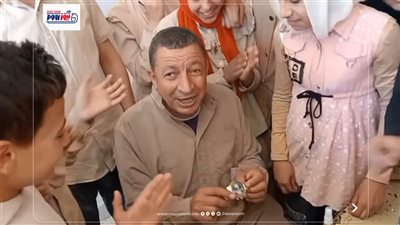 لفتة إنسانية مؤثرة.. تلاميذ يكرمون عامل مدرسة بالفيوم في يوم تقاعده