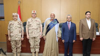 محافظ بني سويف ومدير جمعية المحاربين يكرمان عدد من أسر الشهداء ومصابي العمليات