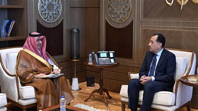 السفير السعودي لدى القاهرة يعزي رئيس الوزراء في وفاة والده اللواء كمال مدبولي