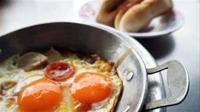 هل تناول البيض يوميا يقوي الأعصاب أم يضرها؟ الحقيقة الكاملة