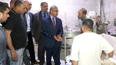 رقابة ميدانية.. محافظ بني سويف يتابع إنتاج الخبز من العجين إلى الرغيف