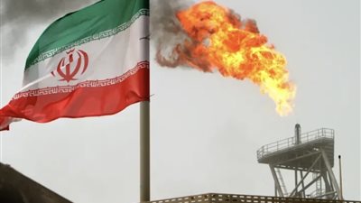 بلومبيرج: إيران على حافة إيقاف إنتاج النفط مع نفاذ قدراتها التخزينية