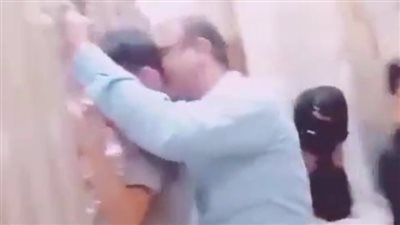 فيديو صادم داخل ضريح الإمام الحسين.. رجل يحتضن طفل من الخلف بطريقة غريبة