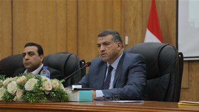 محافظ قنا يتابع ملفات التصالح والتقنين وضبط المخالفات وتحسين الخدمات