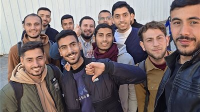 «نازحون لكن نحلم بإنقاذ أهالينا».. جيل أطباء غزة يتمسّك بالحياة وسط الألم