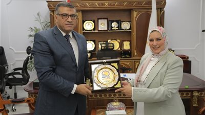 محافظ قنا يستقبل ممثلي مصر الخير وبنك مصر ويشيد بنموذج الشراكة التنموية