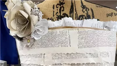 مكتبة سكوتسديل تقدم فستان فني مصنوع من الكتب القديمة