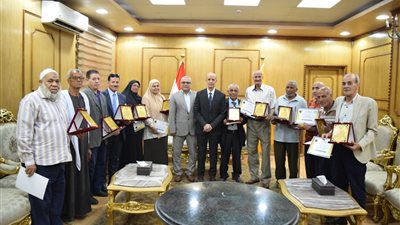 تكريم إداريي جامعة بني سويف تقديرًا لمسيرتهم وعطائهم الوظيفي
