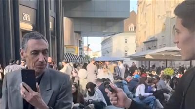 في شوارع فيينا.. يوتيوبر ياباني ينحني احترامًا لعالم ذرة مصري (ما القصة؟)