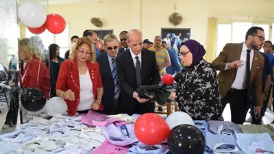 1000 قطعة للغير قادرين.. تعاون فعال بين جامعة بنى سويف وروتارى بمعرض خيري