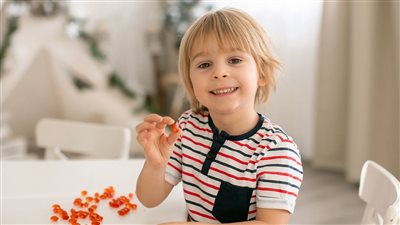 دراسة علمية تحذر من خطورة تناول الأطفال المكملات الغذائية