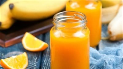 طريقة عمل عصير البرتقال بالموز.. مشروب منعش وطاقة طبيعية في دقائق