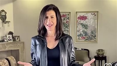 لو معزومة في مطعم تجيبي هدية ولا لأ؟.. أمينة شلباية تجيب 