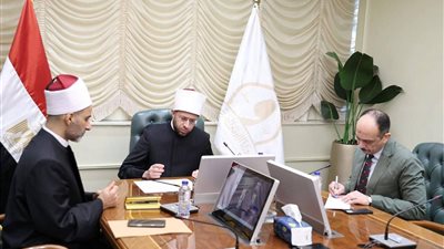 وزير الأوقاف يجتمع بمديري المديريات الحدودية عبر تقنية الاتصال المرئي