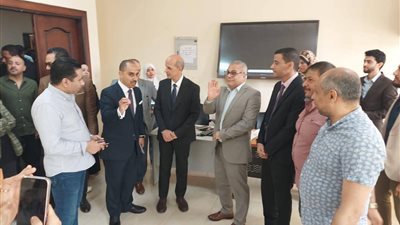 أسرة السفير الراحل تحسين بشير تهدي مكتبته النادرة لجامعة بني سويف