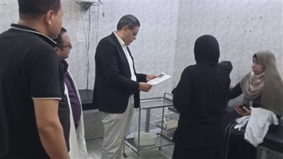 وكيل وزارة الصحة بالمنوفية يحيل أطباء وموظفين بمستشفي الشهداء للتحقيق لغيابهم
