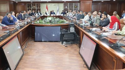 محافظ بني سويف يناقش خلال اجتماع اللجنة العليا للبت في تقنين أراضي أملاك الدول