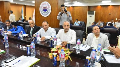 محافظ أسيوط يترأس اجتماع مجلس إدارة الغرفة التجارية لتعزيز التعاون في جذب الاستثمارات