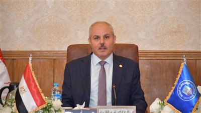 رئيس جامعة قناة السويس يسلم الطلاب شهادات مشروع كوزمو           