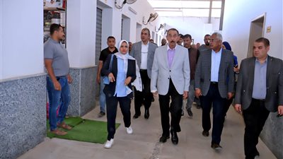محافظ سوهاج يتفقد المركز التكنولوجي لخدمة المواطنين وسوق جرجا الحضري