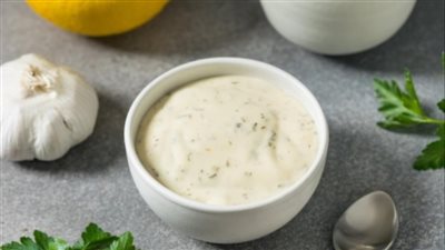     طريقة عمل صوص التومية في 10 دقائق بطعم غني ينافس المطاعم