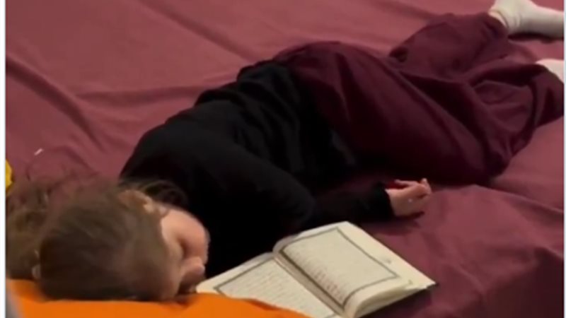 طفلة تقرأ القرآن
