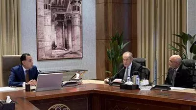 رئيس الوزراء يناقش مع مجموعة الاقتصاد الكلّي تداعيات الإجراءات الأمريكية