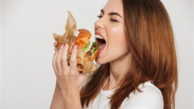 لماذا نشعر بالجوع المستمر حتى بعد تناول الطعام؟ إليك الأسباب 