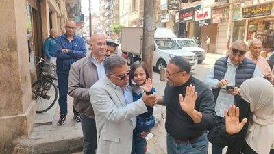 في جولة بشوارع المنصورة.. محافظ الدقهلية يداعب طفلة من ذوي الهمم 