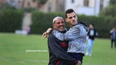  أب يحمل إبنه لمساندة نادي جمهورية شبين في دور الترقي للمحترفين