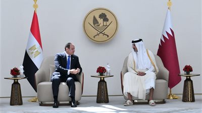 الرئيس السيسي يصل إلى الدوحة في مستهل جولة خليجية تشمل قطر والكويت