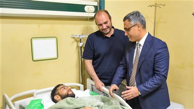 سفير الجزائر بالقاهرة يزور القندوسي بعد خضوعه لجراحة عاجلة